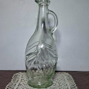 Dombormintás zöldes vintage üvegkancsó – Olívamintás boroskiöntő és olajtartó (22,5 cm)