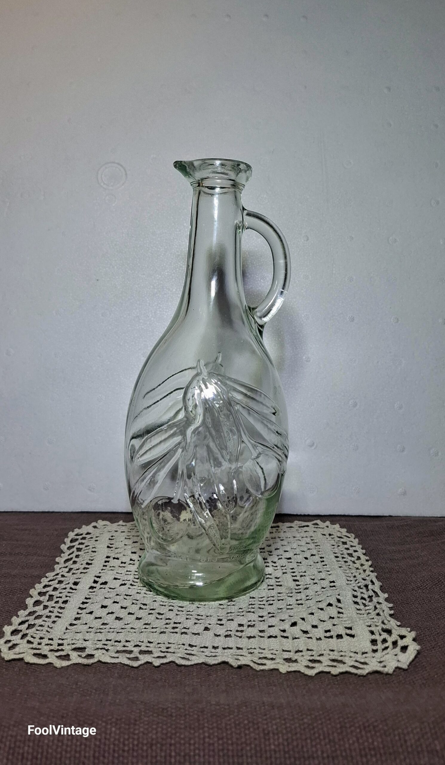 Dombormintás zöldes vintage üvegkancsó – Olívamintás boroskiöntő és olajtartó (22,5 cm) - Image 2