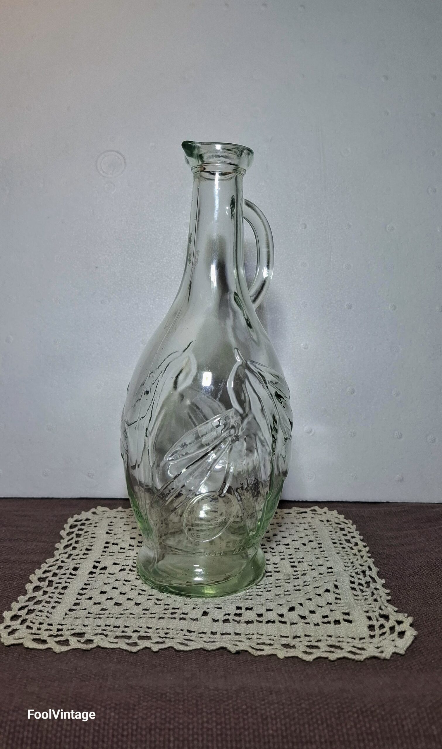 Dombormintás zöldes vintage üvegkancsó – Olívamintás boroskiöntő és olajtartó (22,5 cm) - Image 3