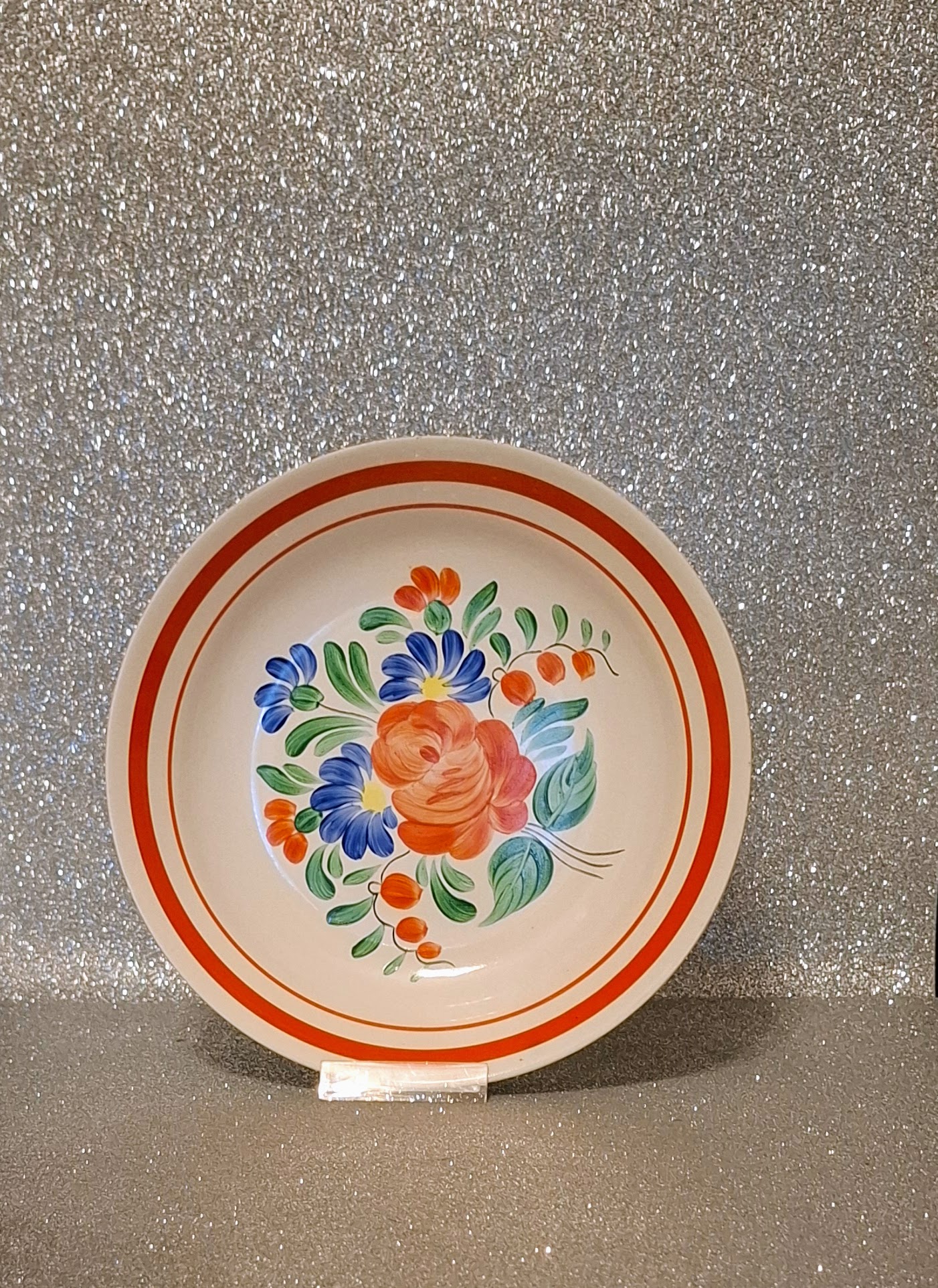 Dömsödi Népművészeti Kerámia – Kézzel festett virágmintás falitányér (23 cm) - Image 2