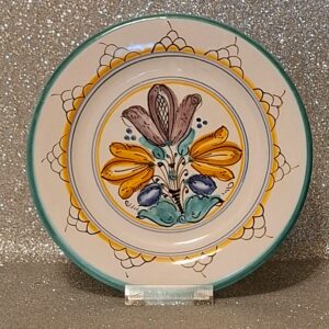 Habán mintás kézzel festett porcelán dísztányér – 19,5 cm