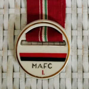 Ritka Hollóházi Porcelán MAFC Emlékérme – Kézzel Festett Sport Díszplakett Eredeti Szalaggal (6 cm)