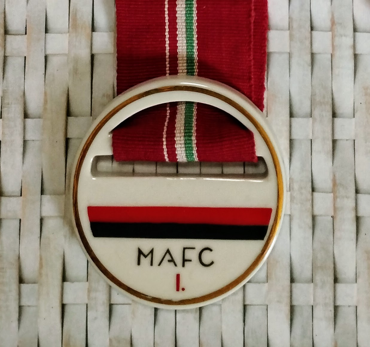 Ritka Hollóházi Porcelán MAFC Emlékérme – Kézzel Festett Sport Díszplakett Eredeti Szalaggal (6 cm) - Image 2