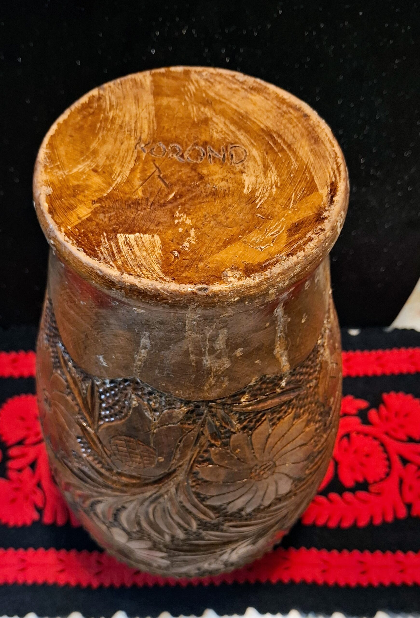Hatalmas Korondi népi kerámia váza – 32 cm-es kézzel faragott dús virágminta - Image 7