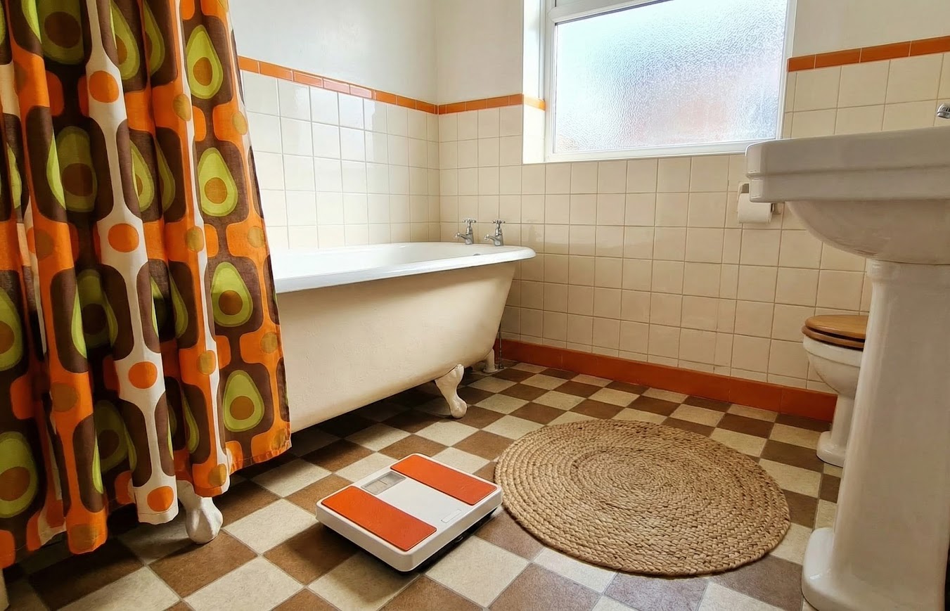 Egy személymérleg a fürdőszoba kövezetén
