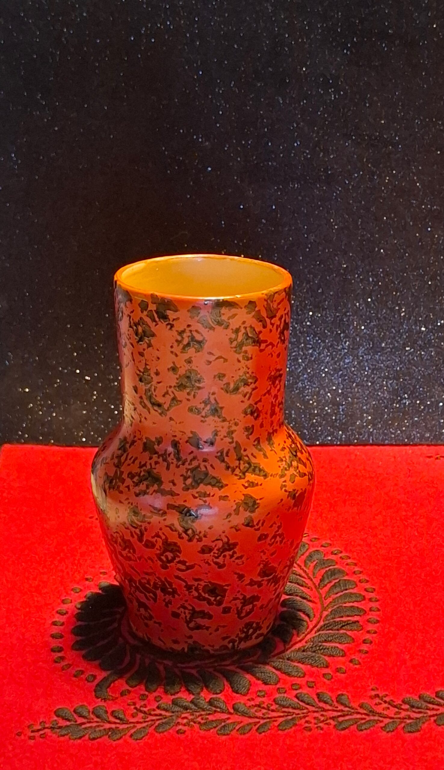 Retro narancs-fekete mázas kerámia váza – Tófej stílus – "Magma" minta (16,5 cm) – 70-es évek - Image 2