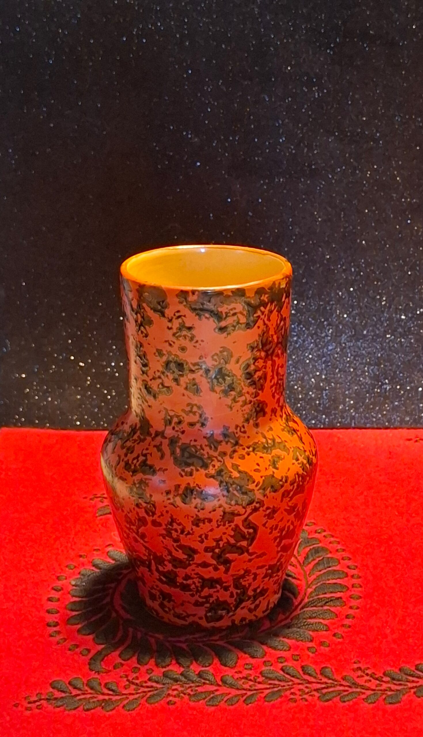 Retro narancs-fekete mázas kerámia váza – Tófej stílus – "Magma" minta (16,5 cm) – 70-es évek - Image 5