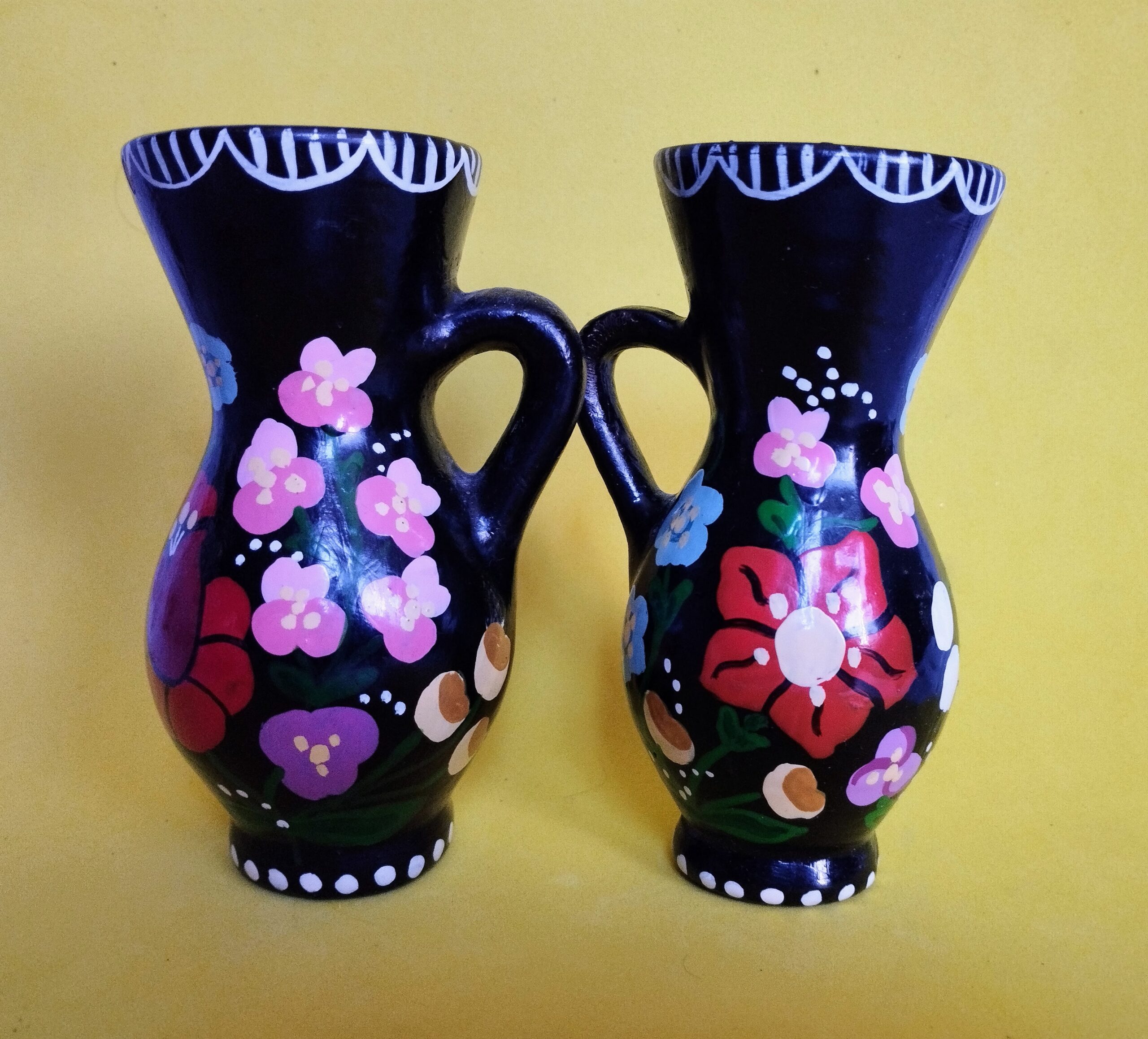 Népi Motívumos Mázas Kerámia Díszkorsó Pár – Kézzel Festett Vintage Váza Dekoráció (12 cm) - Image 2