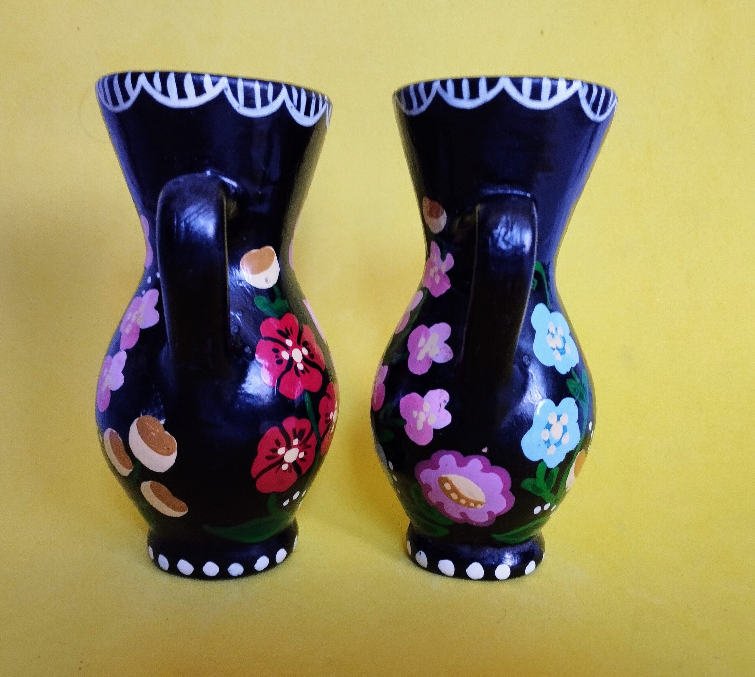 Népi Motívumos Mázas Kerámia Díszkorsó Pár – Kézzel Festett Vintage Váza Dekoráció (12 cm) - Image 6