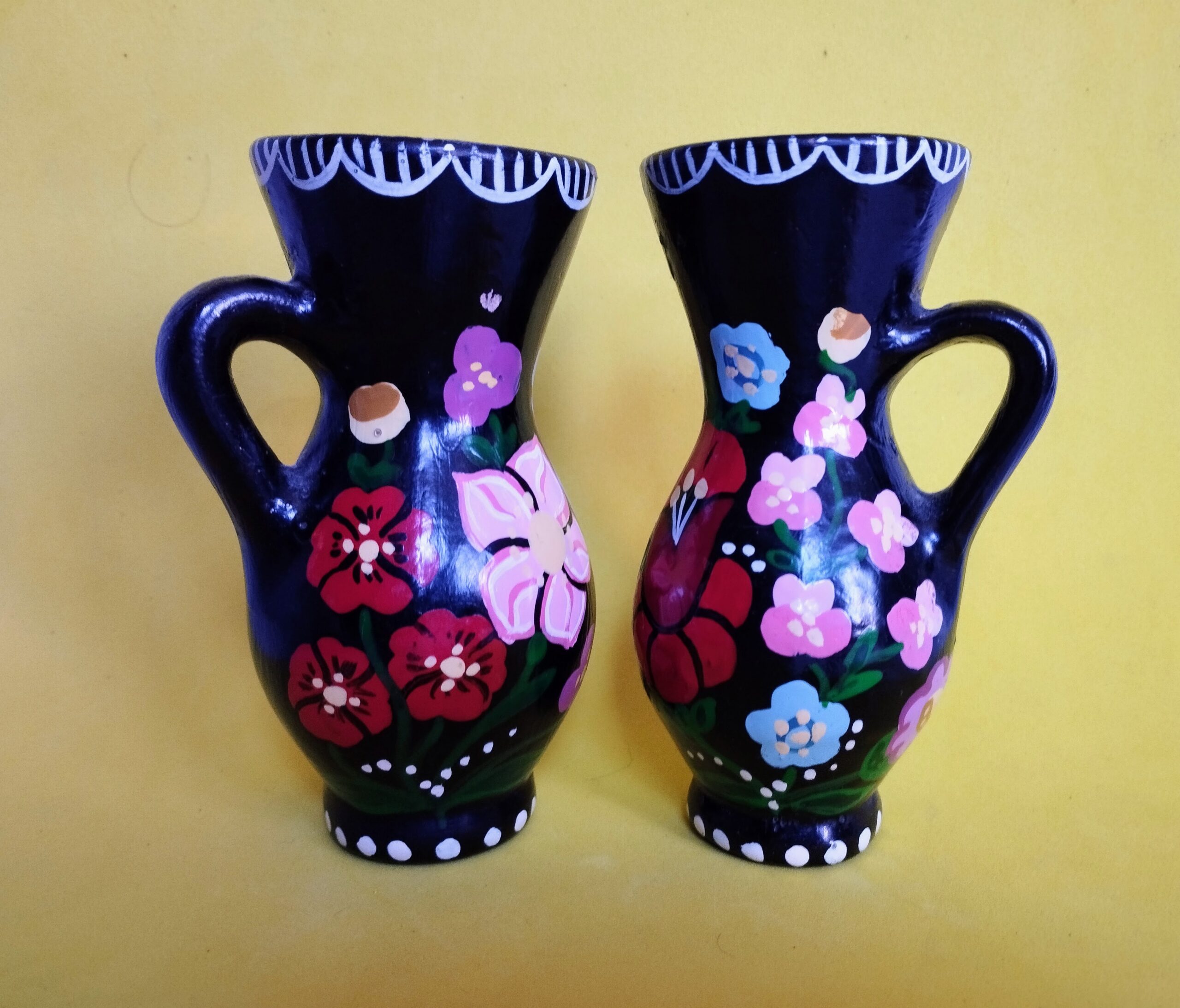 Népi Motívumos Mázas Kerámia Díszkorsó Pár – Kézzel Festett Vintage Váza Dekoráció (12 cm) - Image 3