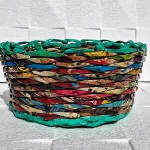 Színes, kézzel font újrahasznosított papír kosár – Környezetbarát tároló lakkozott peremmel (21 cm)