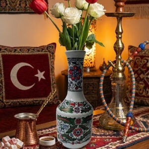 Iznik stílusú kézzel festett török dekorváza – Anatómiai mintás egzotikus kerámia (25 cm)