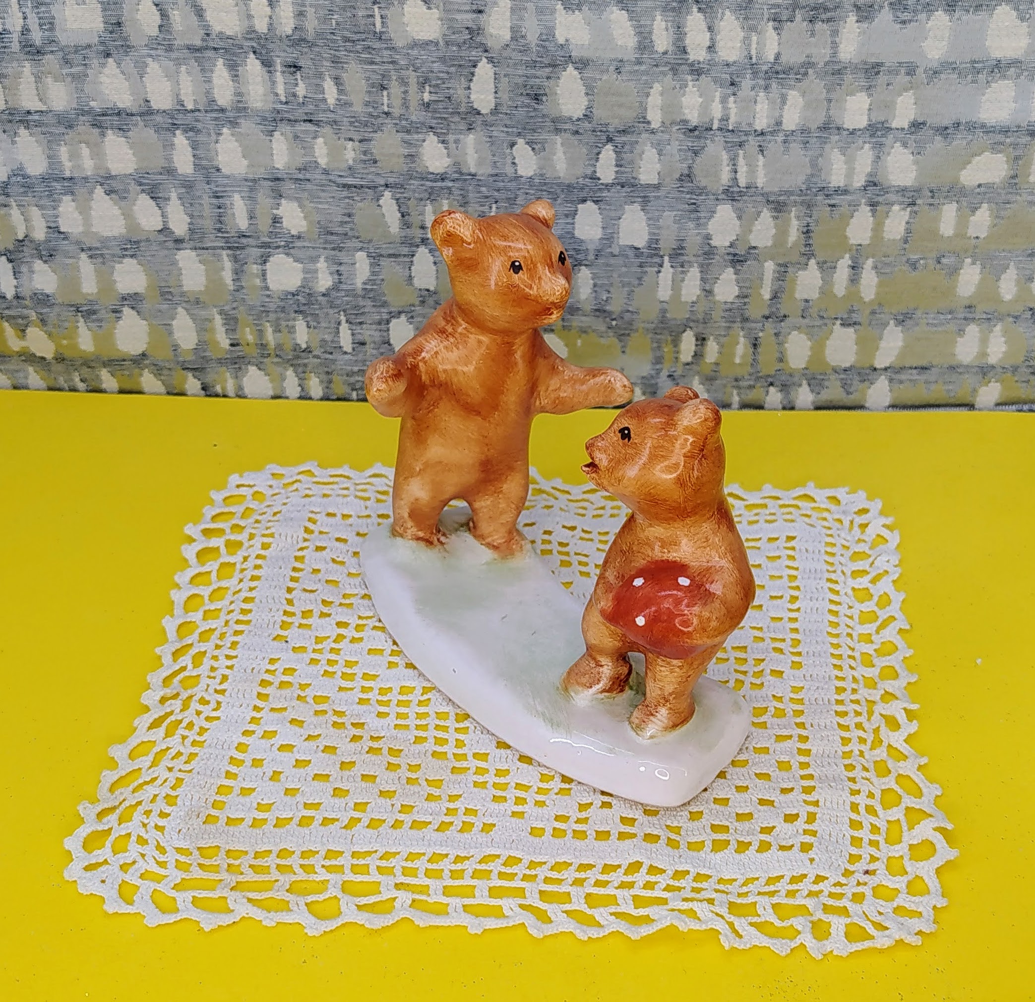 Retro Bodrogkeresztúri mázas kerámia figura – Labdázó mackók - Image 2