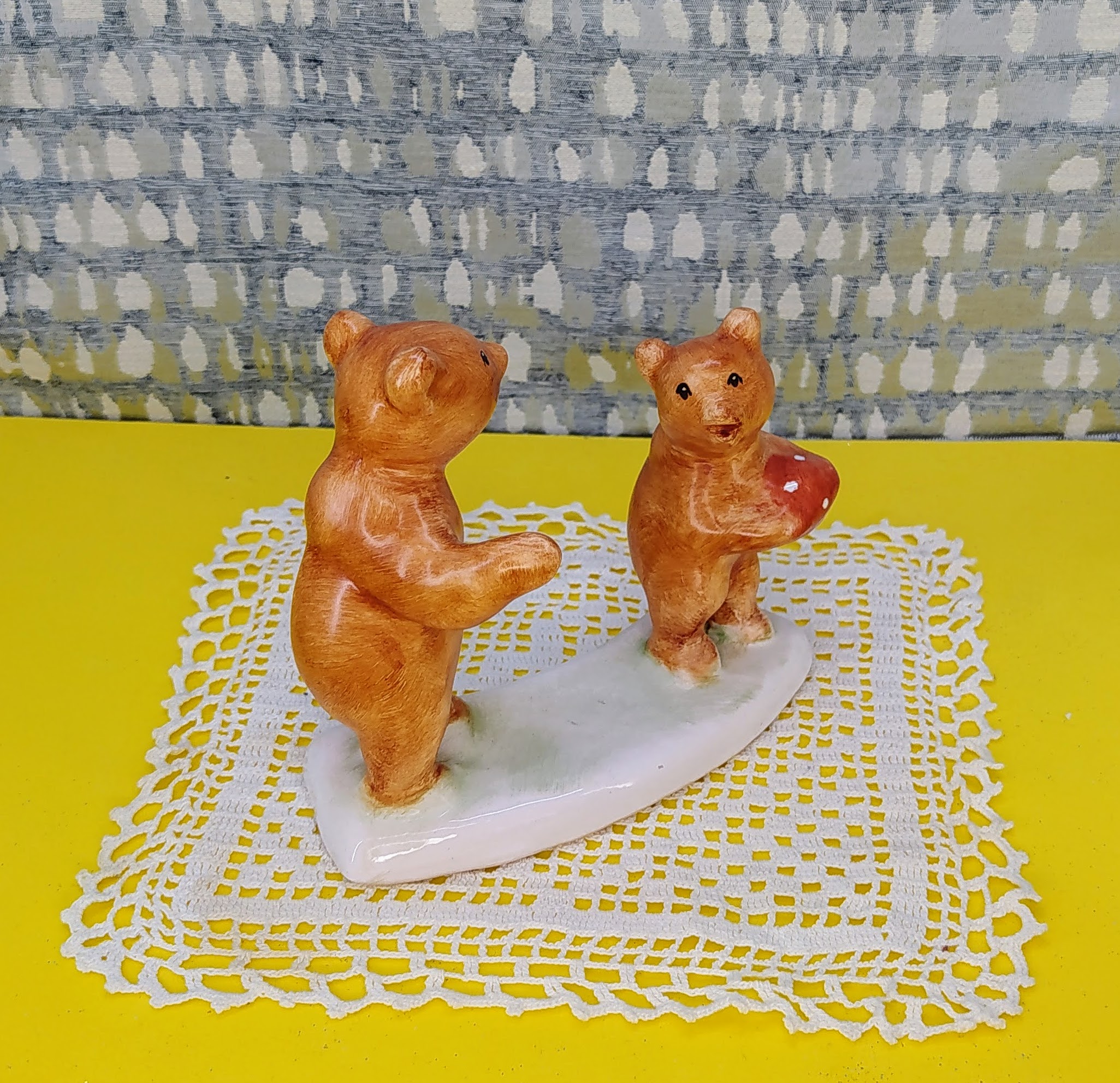 Retro Bodrogkeresztúri mázas kerámia figura – Labdázó mackók - Image 4
