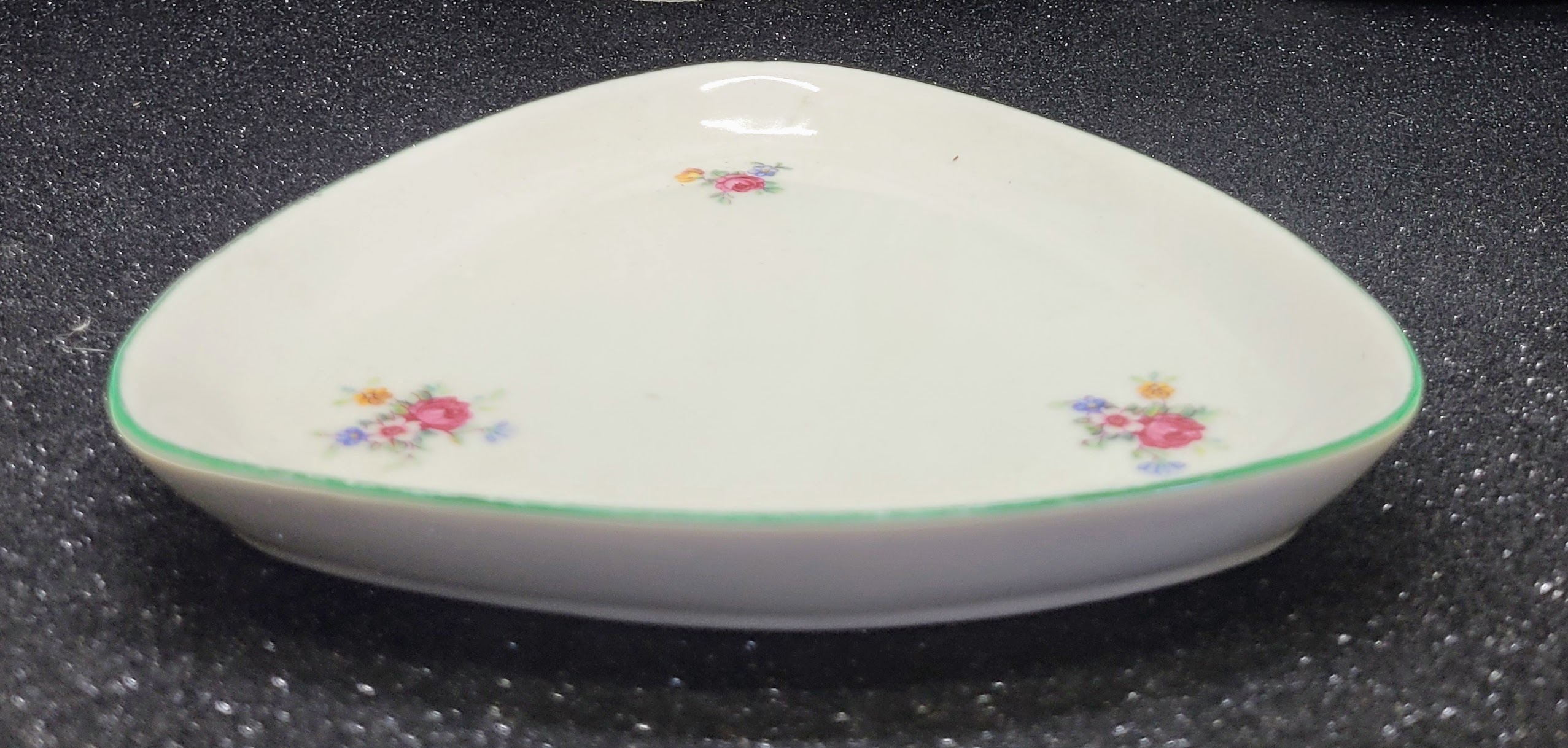 Klasszikus Hollóházi porcelán tálka – Elegáns zöld szegéllyel és virágmintával, 16 cm - Image 4