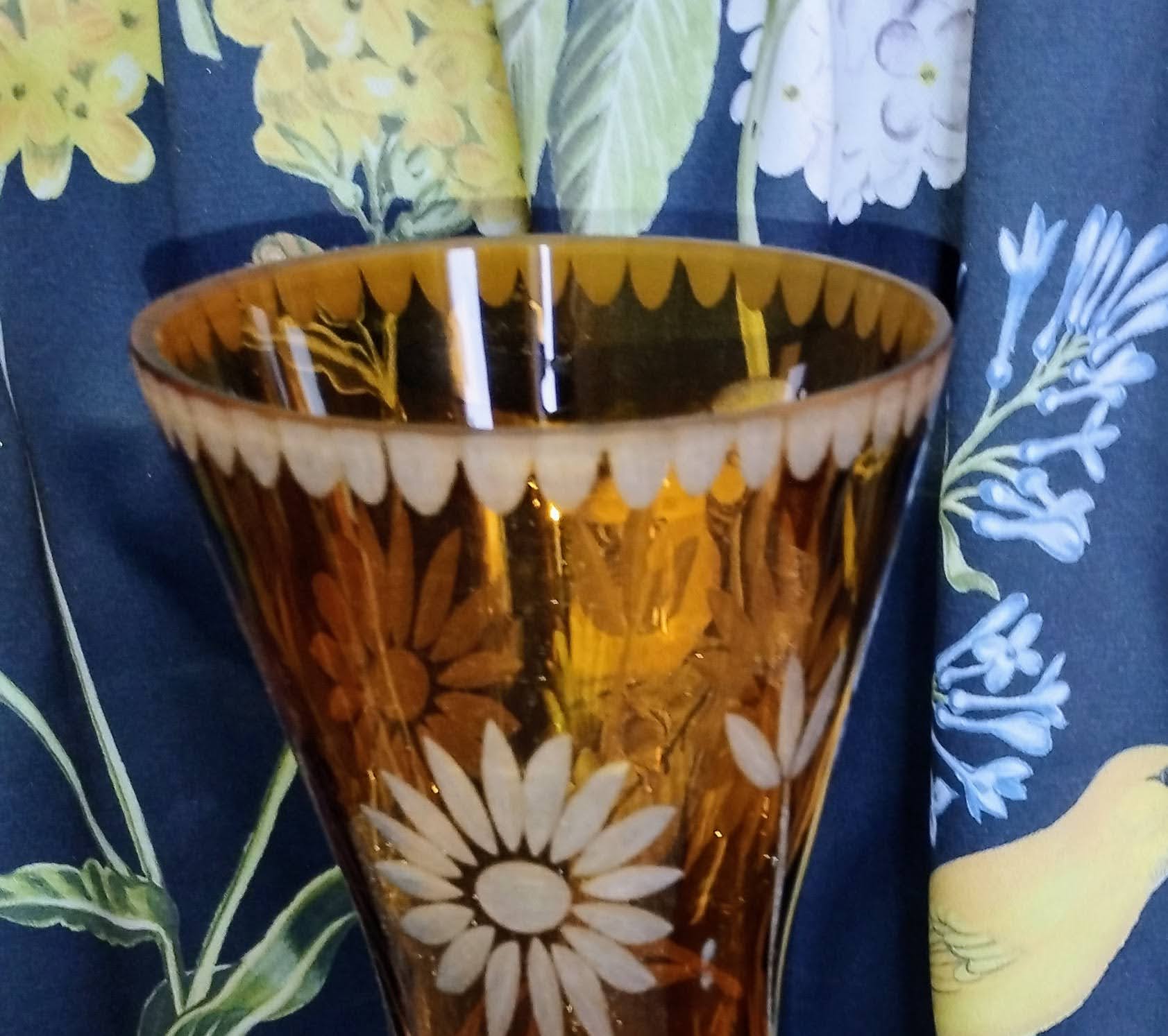 Retro borostyán üveg váza és kínáló tál készlet – Kézi csiszolású margaréta mintával (1970-es évek) - Image 3