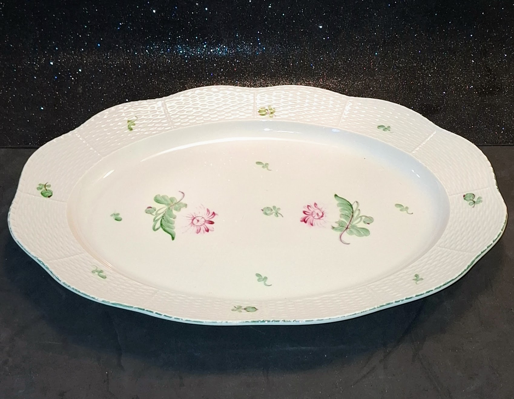 Hatalmas Tertia porcelán dísztál – kézzel festett, dombornyomott ritkaság (1930–1950) - Image 3