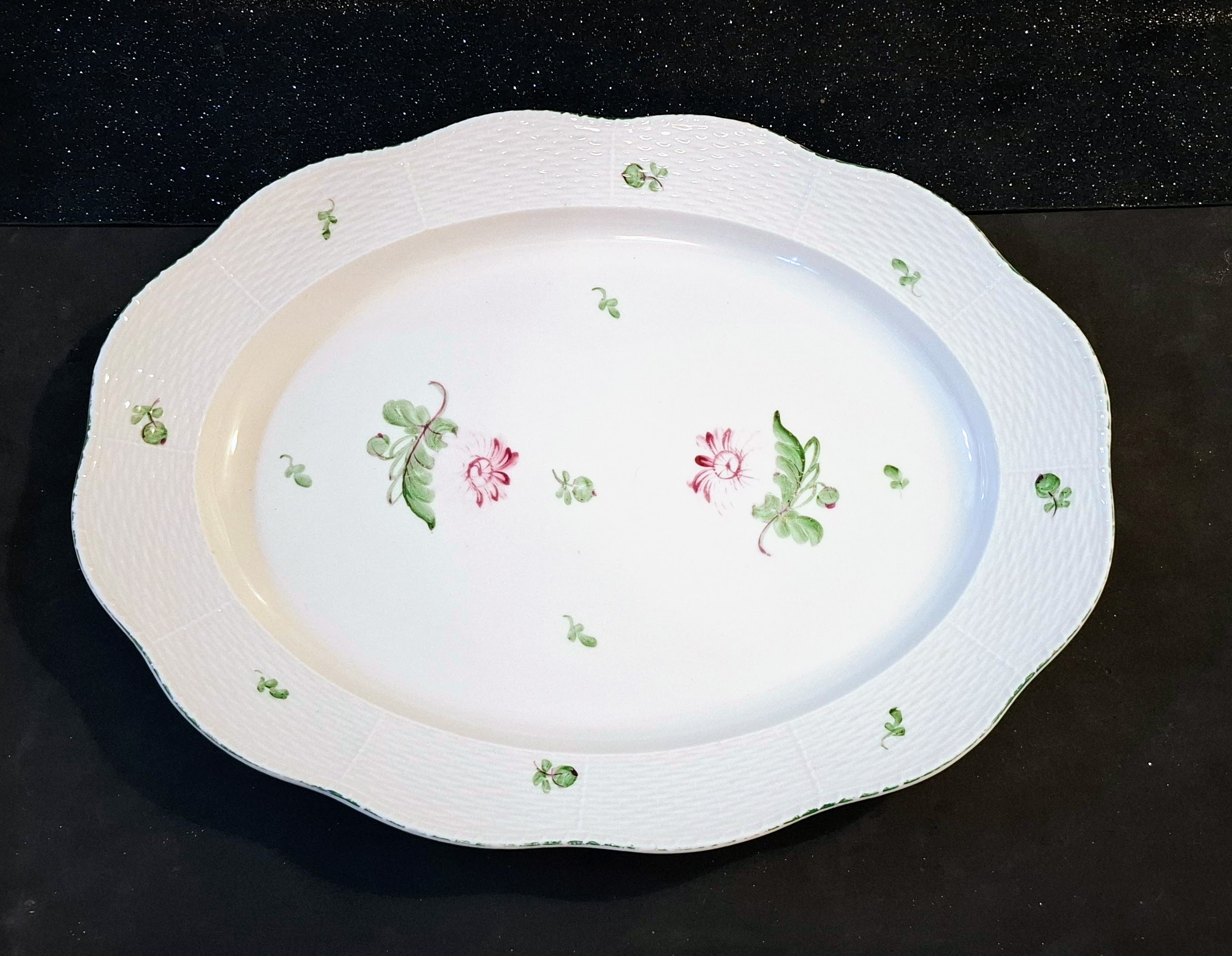 Hatalmas Tertia porcelán dísztál – kézzel festett, dombornyomott ritkaság (1930–1950) - Image 2