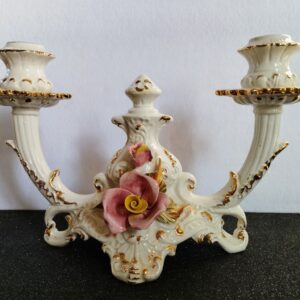 Olasz Bassano barokk porcelán gyertyatartó – Kézzel formázott rózsadísszel és aranyozással