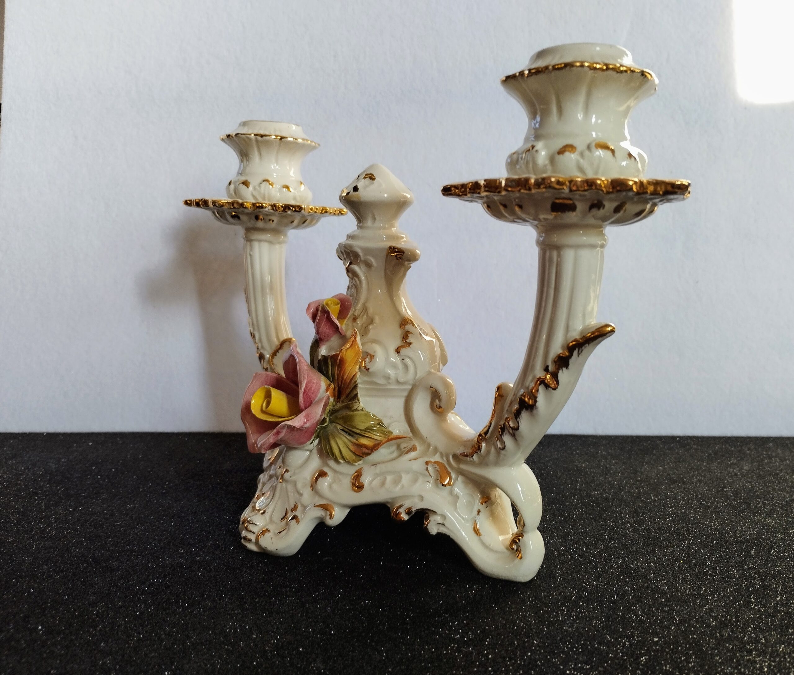 Olasz Bassano barokk porcelán gyertyatartó – Kézzel formázott rózsadísszel és aranyozással - Image 9