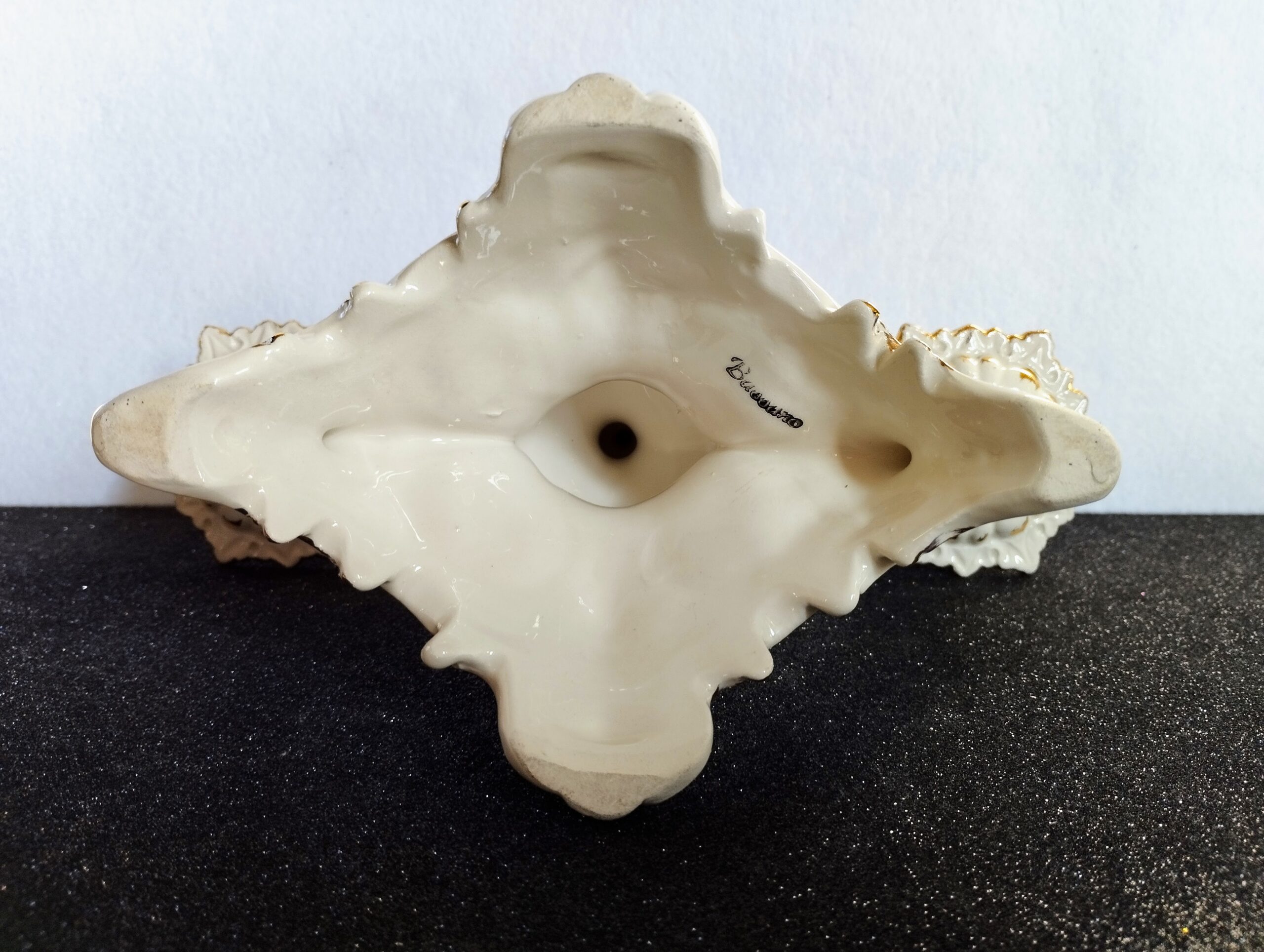 Olasz Bassano barokk porcelán gyertyatartó – Kézzel formázott rózsadísszel és aranyozással - Image 4
