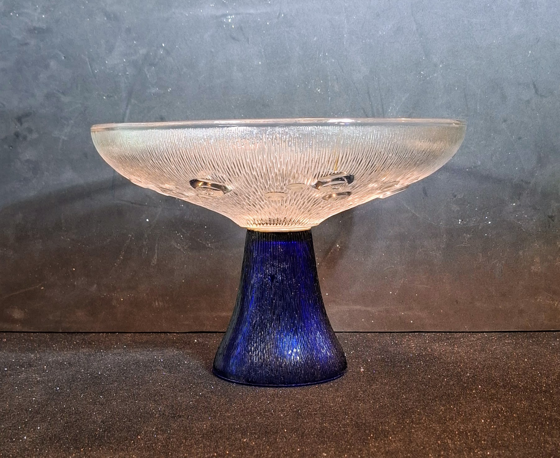Kék talpas buborékdíszes vintage üveg kínálótál – Égkék elegancia a 70-es évekből - Image 4