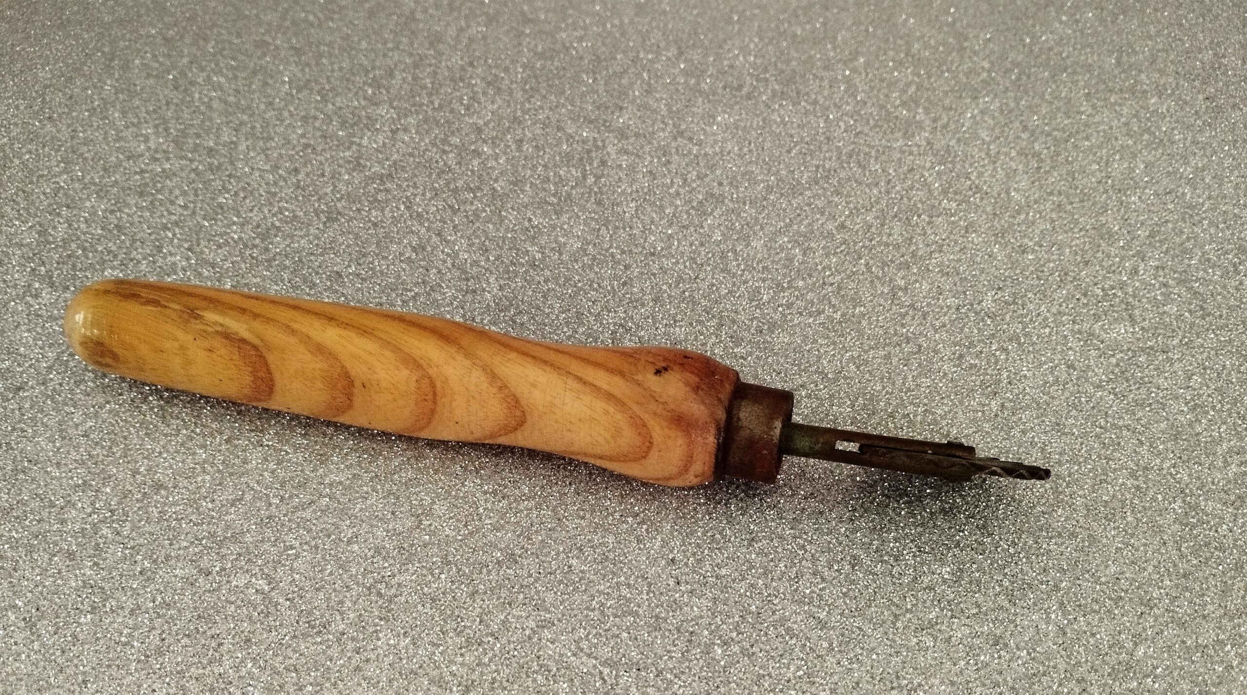 Retro fa nyelű derelyevágó és tésztavágó – Klasszikus konyhai eszköz, 17,5 cm - Image 3