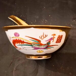 Tradicionális kínai porcelán tálka és kanál készlet – Kézzel festett sárkány motívummal és aranyozással