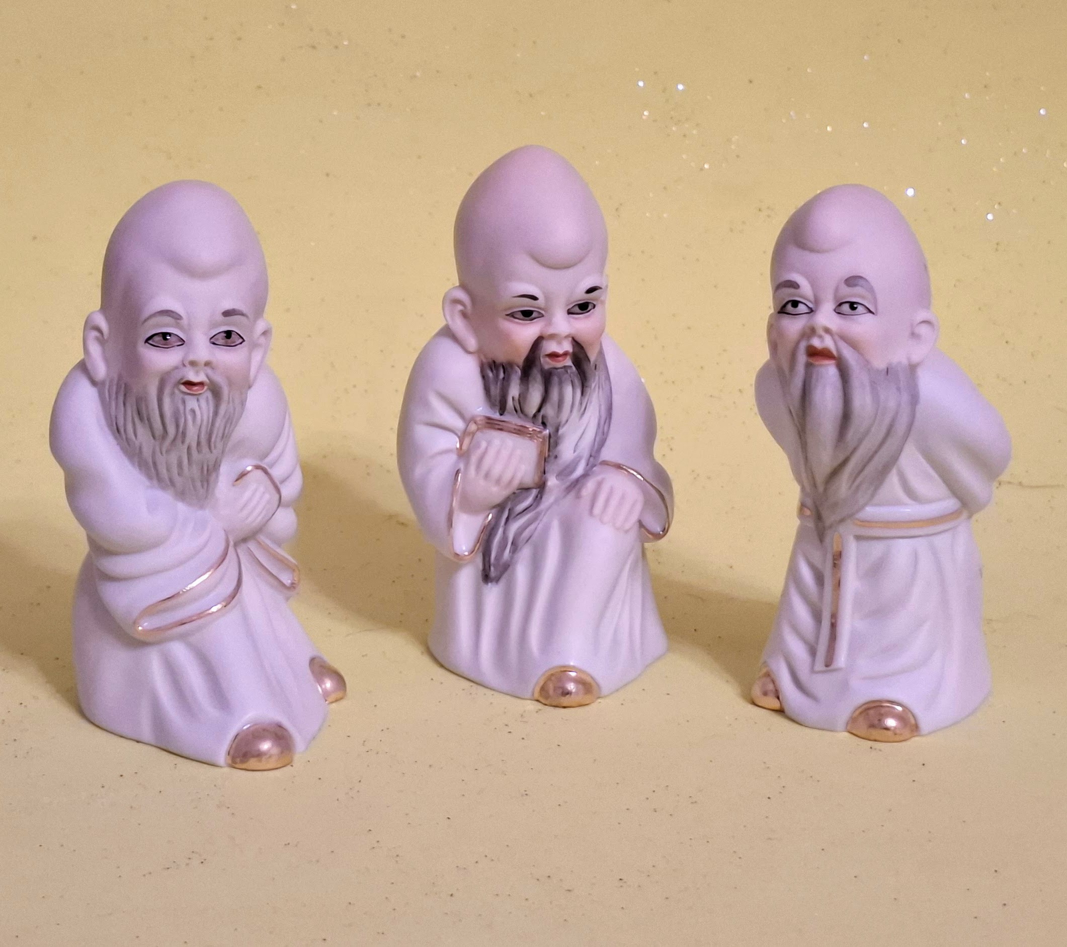 Három Kínai Bölcs (Sanxing) Biszkvit Porcelán Figura Szett Aranyozott Részletekkel - Image 2