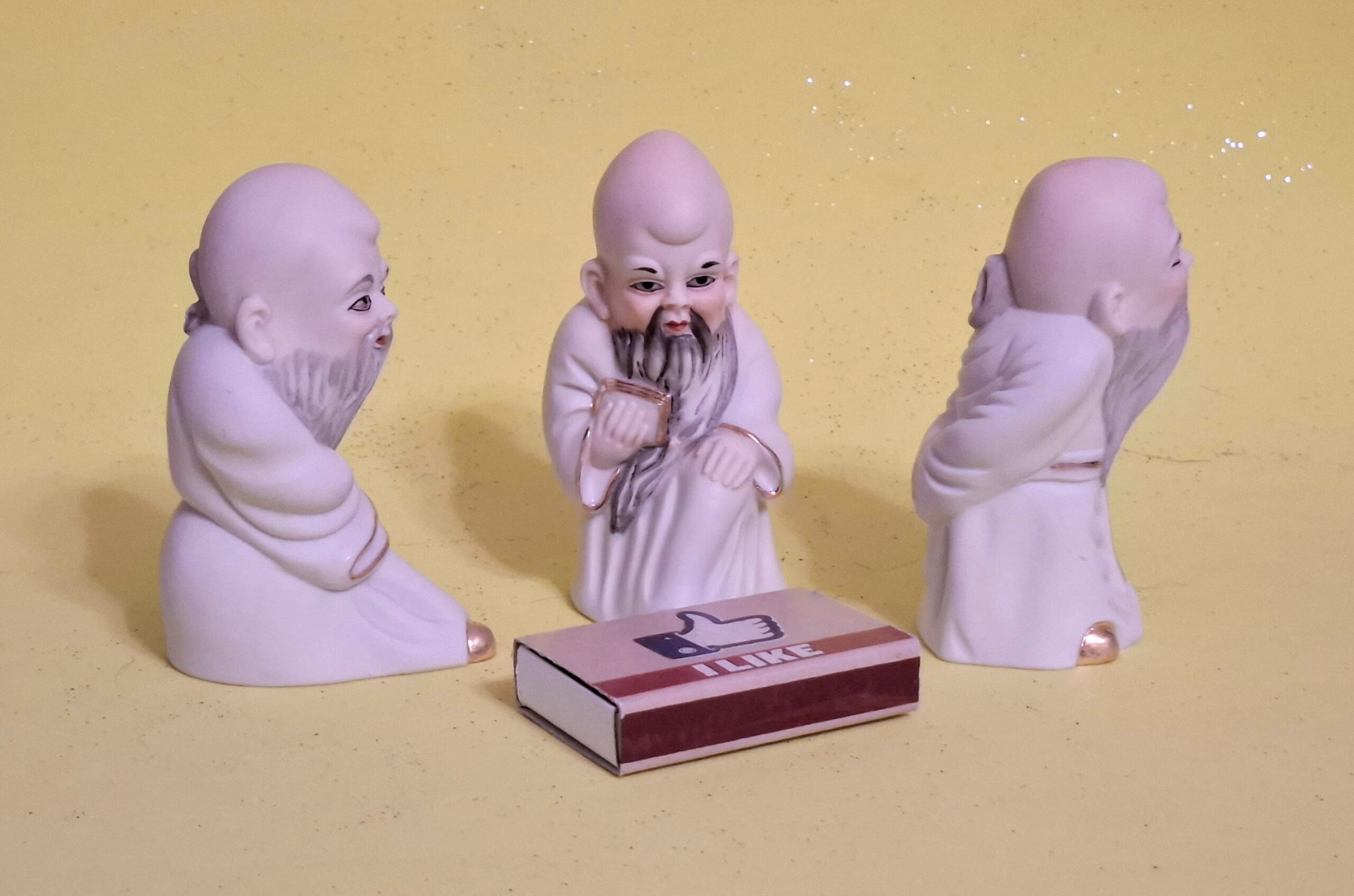 Három Kínai Bölcs (Sanxing) Biszkvit Porcelán Figura Szett Aranyozott Részletekkel - Image 3