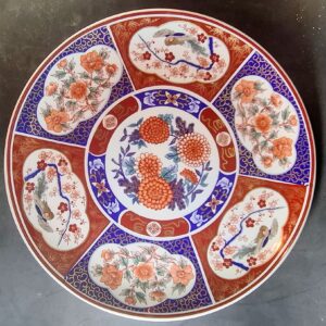 Nagyméretű Imari stílusú japán porcelán dísztányér – madár és krizantém motívum – 31,5 cm