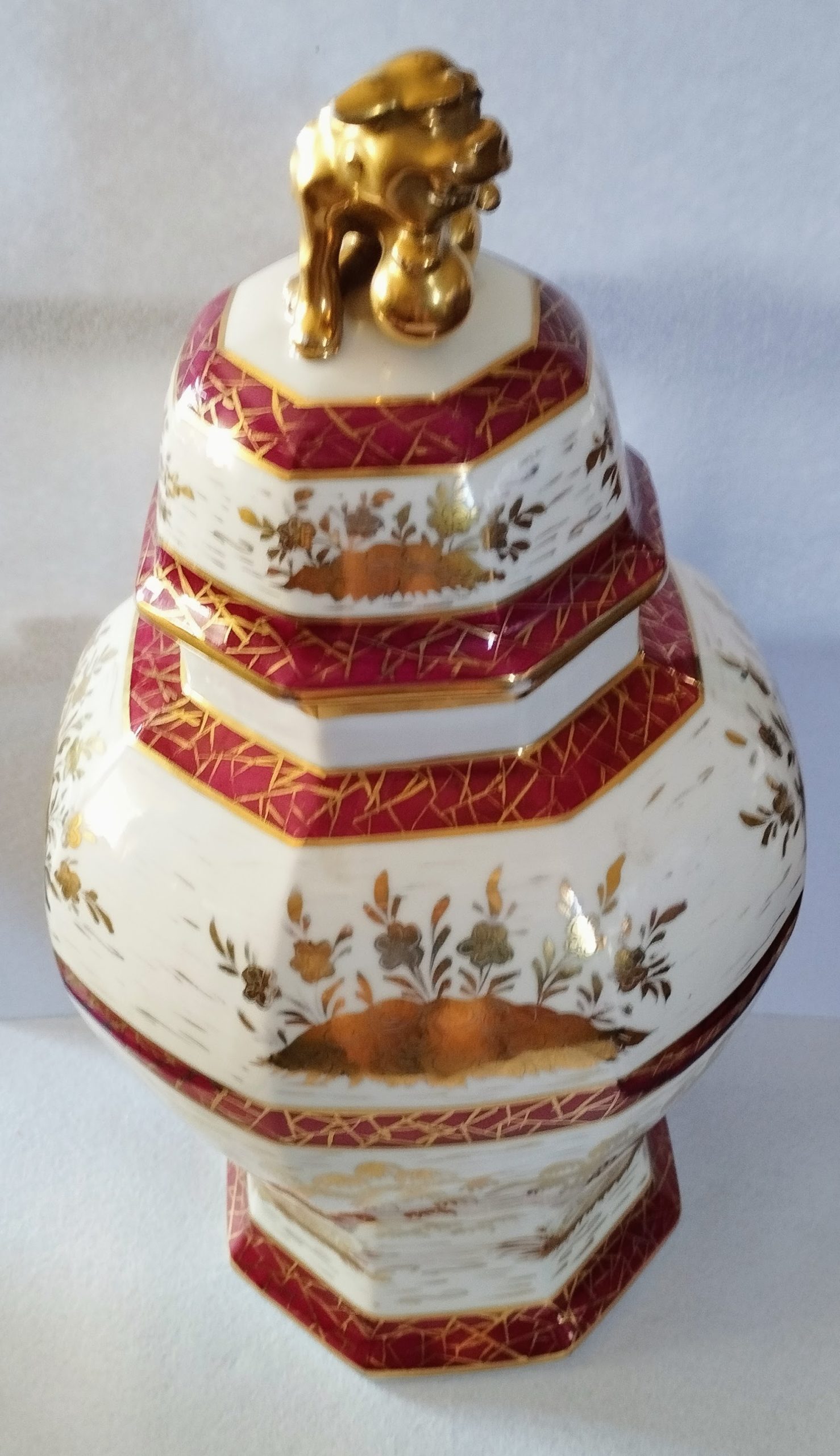 Nagyméretű francia chinoiserie porcelán urna – kézi aranyozással, foo kutyás fedéllel (47 cm) - Image 2