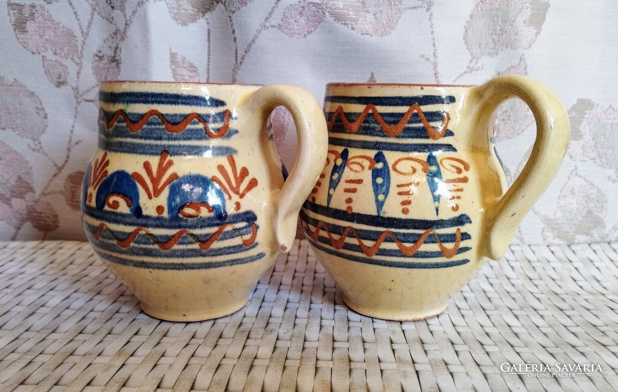 Két darab kézzel festett hasas kerámia korsó – népi motívumos vintage kerámiapár - Image 9