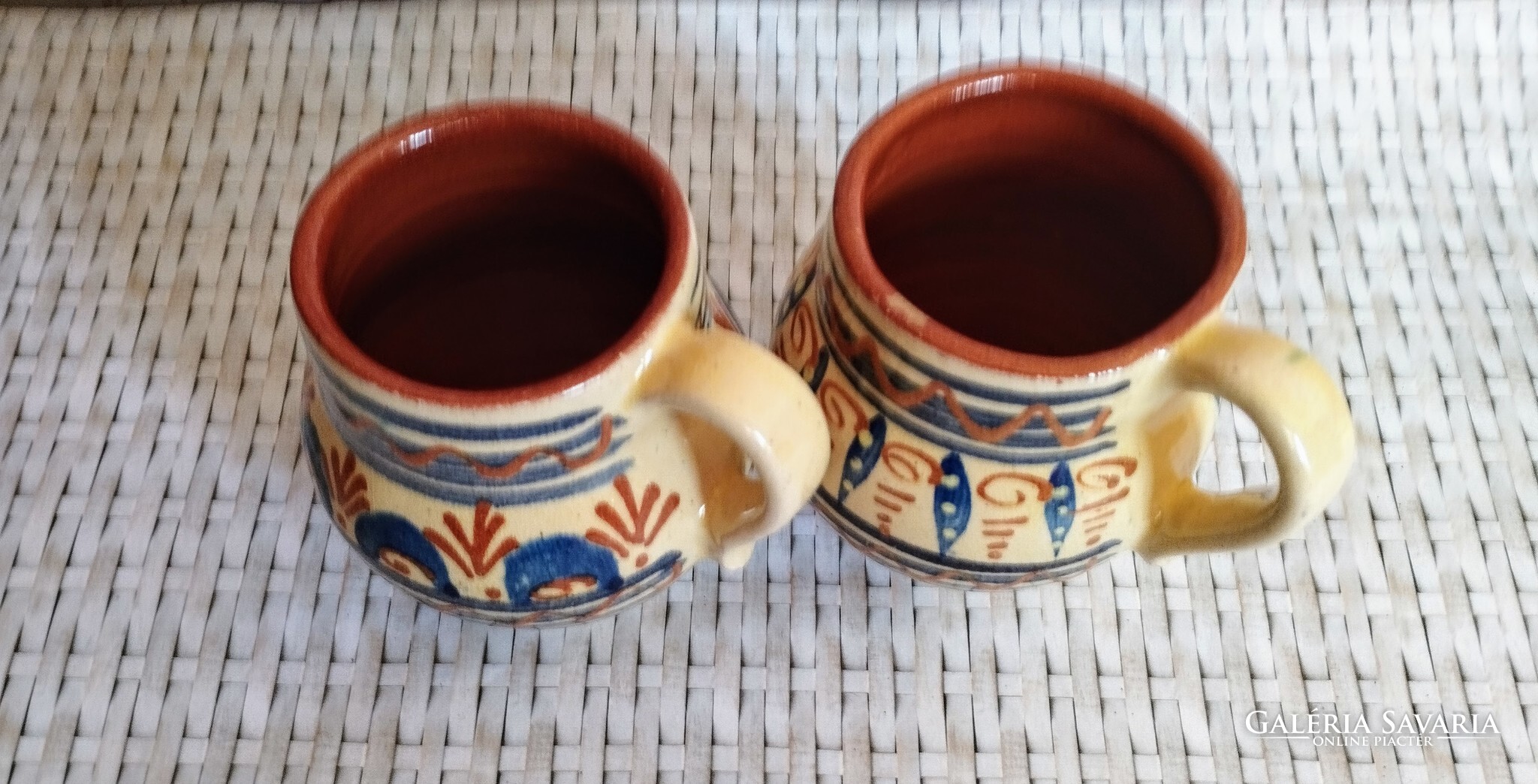 Két darab kézzel festett hasas kerámia korsó – népi motívumos vintage kerámiapár - Image 8
