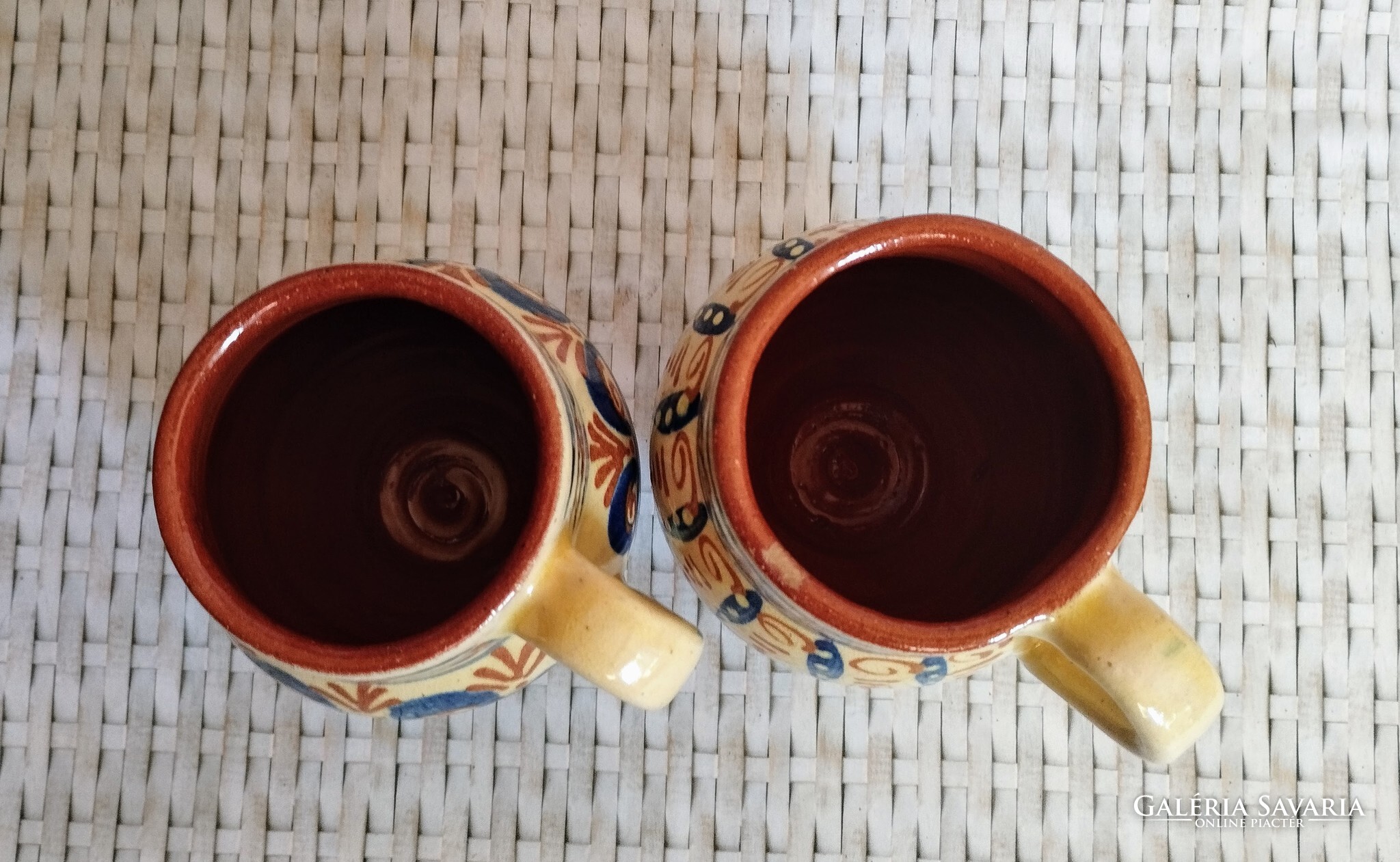 Két darab kézzel festett hasas kerámia korsó – népi motívumos vintage kerámiapár - Image 7