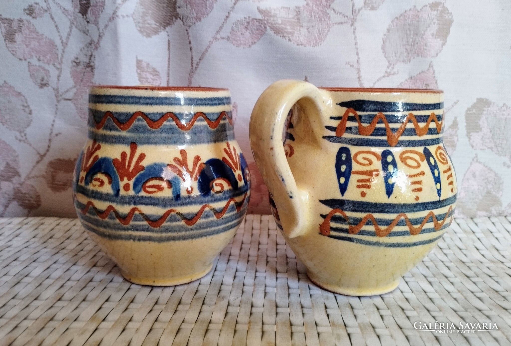 Két darab kézzel festett hasas kerámia korsó – népi motívumos vintage kerámiapár - Image 6
