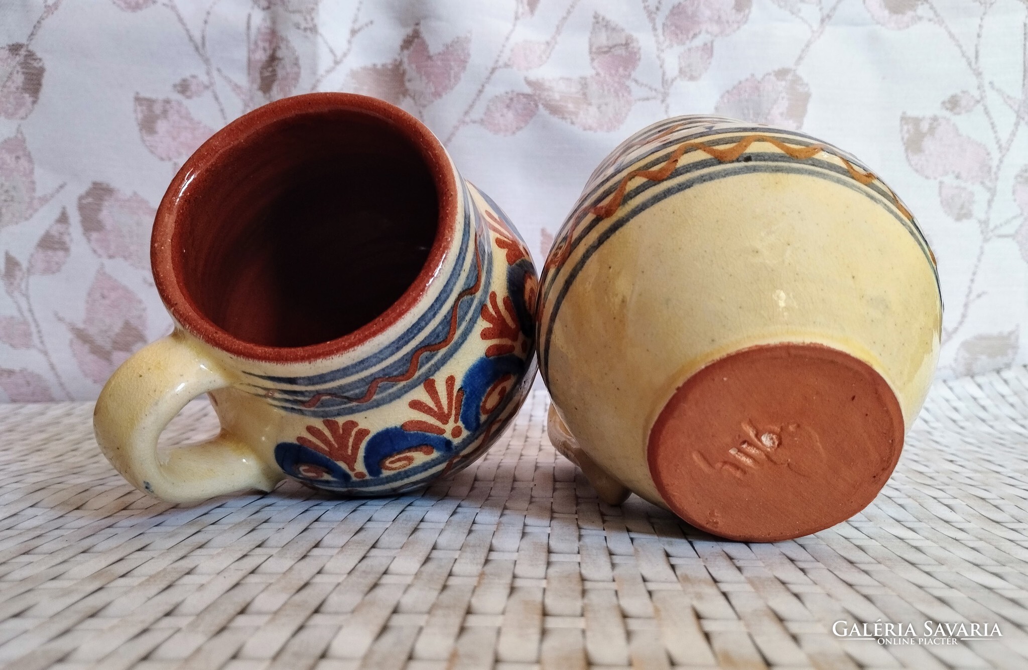 Két darab kézzel festett hasas kerámia korsó – népi motívumos vintage kerámiapár - Image 5