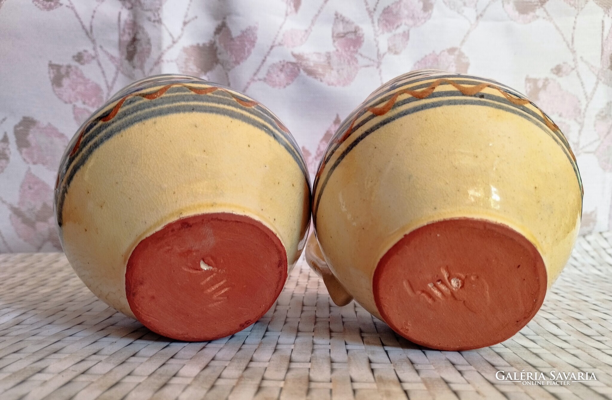 Két darab kézzel festett hasas kerámia korsó – népi motívumos vintage kerámiapár - Image 4