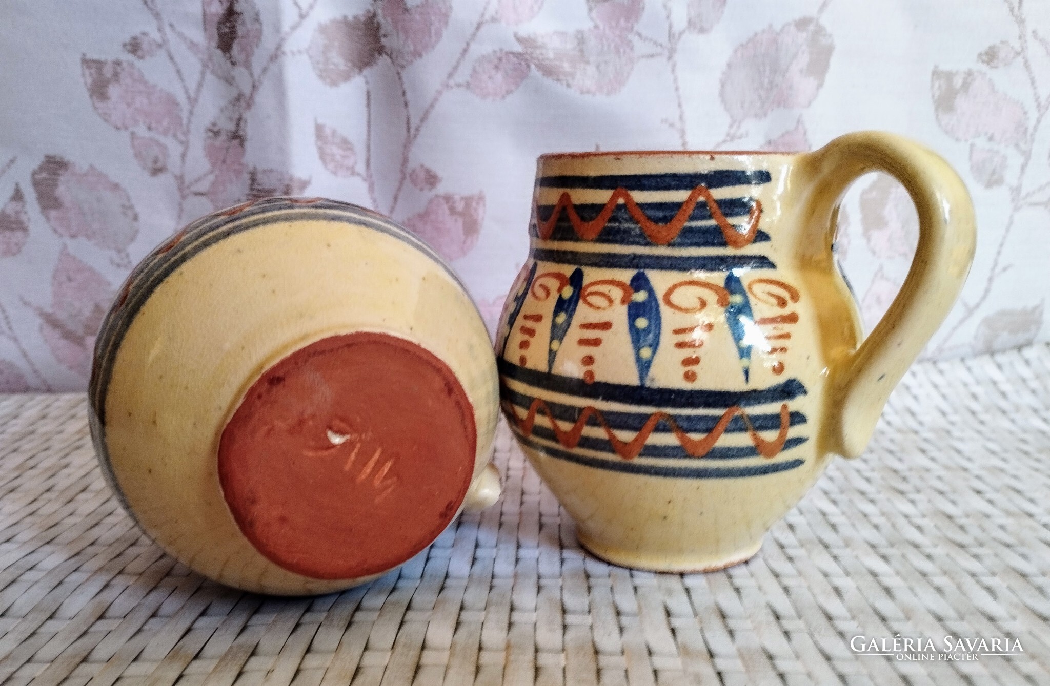 Két darab kézzel festett hasas kerámia korsó – népi motívumos vintage kerámiapár - Image 3