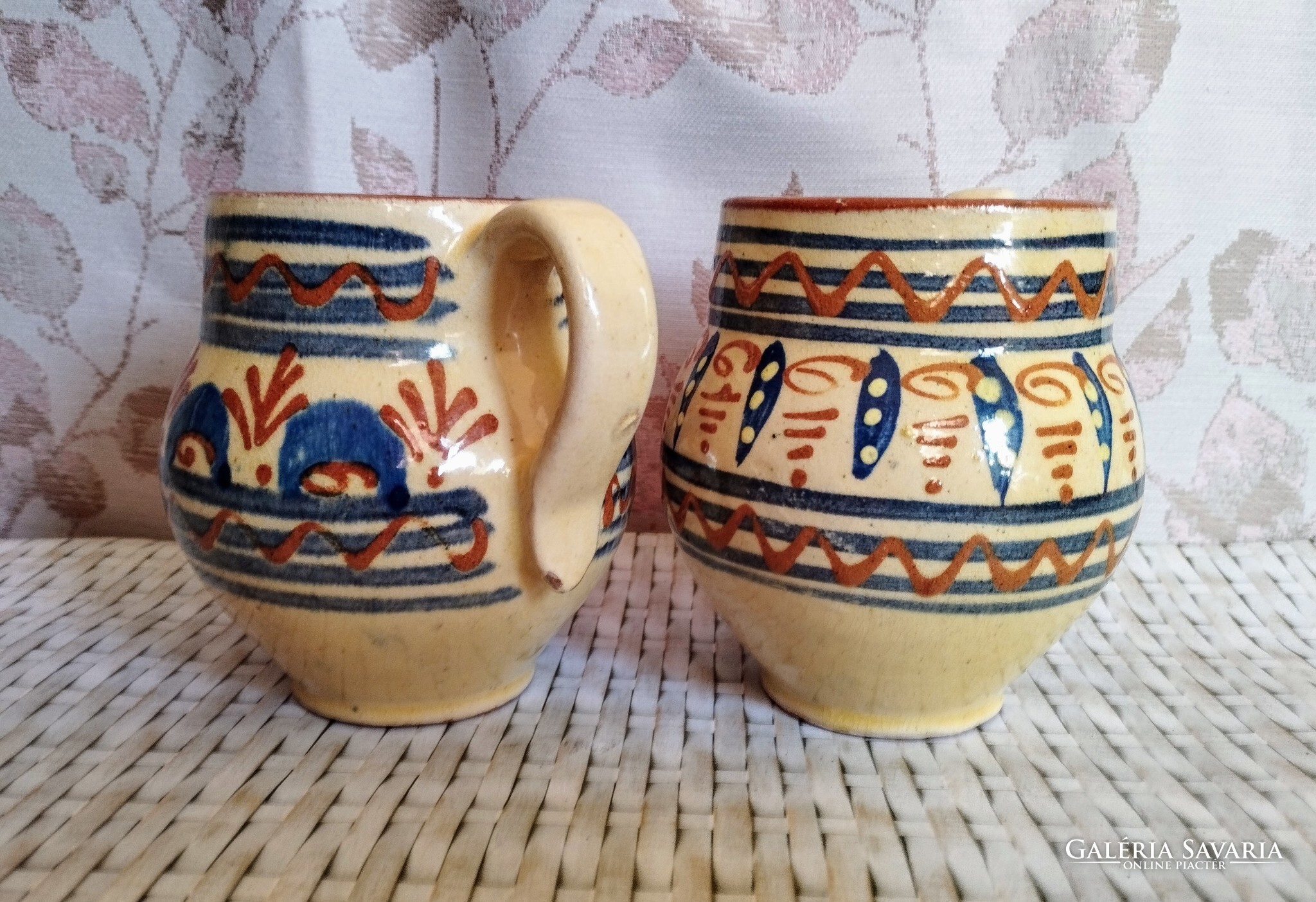 Két darab kézzel festett hasas kerámia korsó – népi motívumos vintage kerámiapár - Image 2