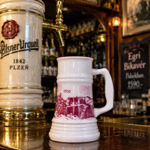 „Egy korsó sör, egy kis Eger és egy jó történet…” – Alföldi porcelán söröskorsó