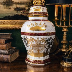 Nagyméretű francia chinoiserie porcelán urna – kézi aranyozással, foo kutyás fedéllel (47 cm)