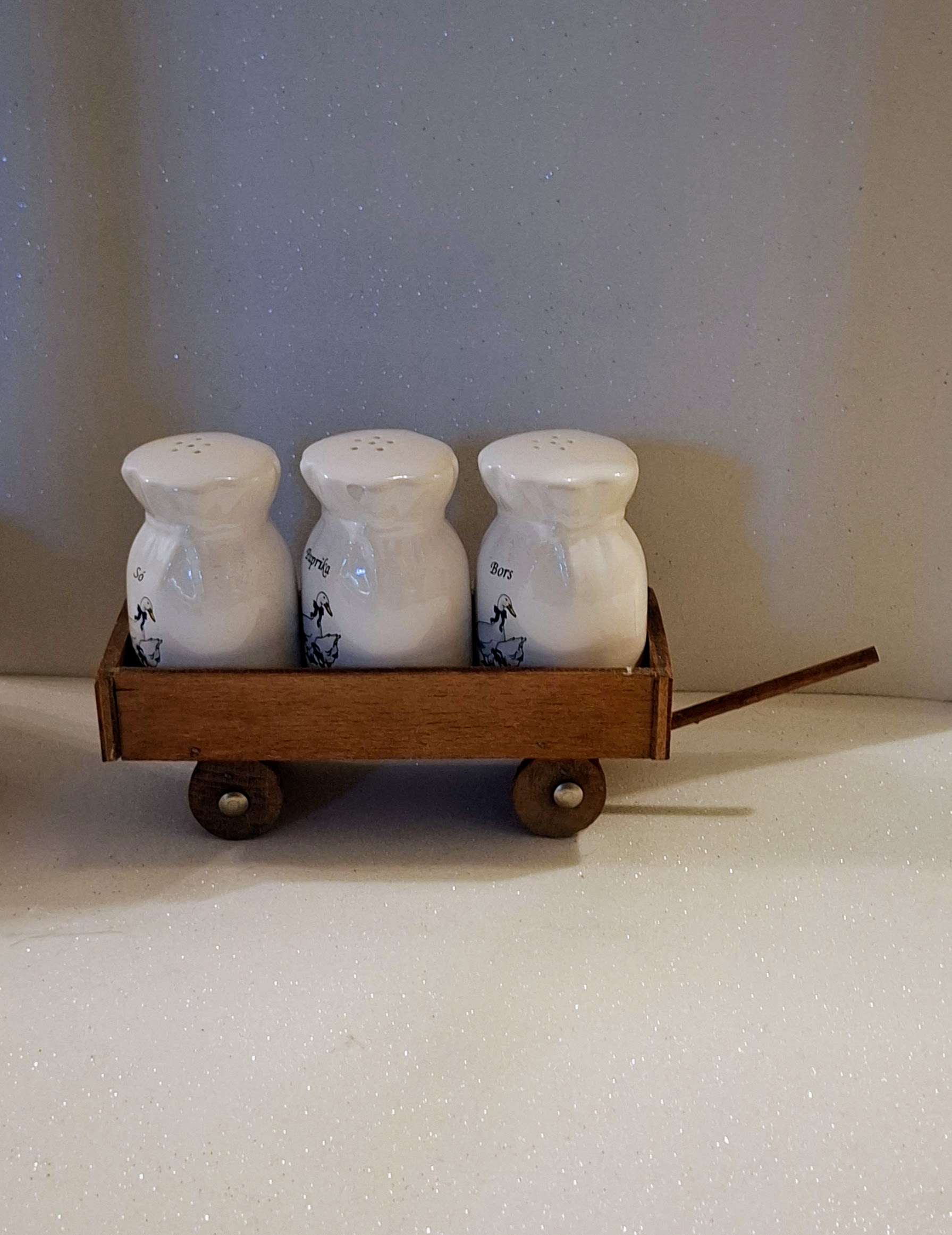 Retro porcelán fűszertartó készlet fa talicskában – libás konyhai dekor - Image 9