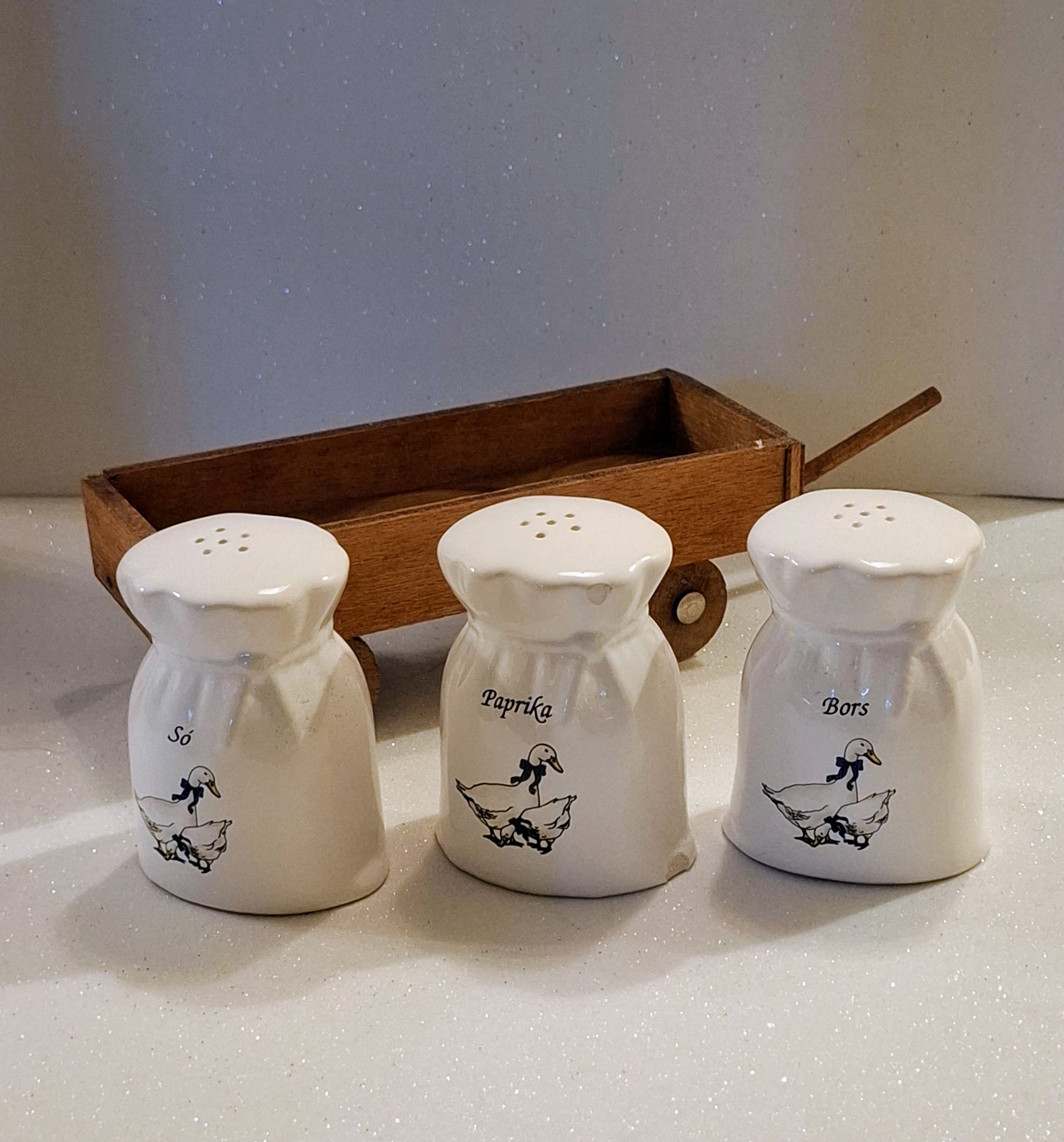 Retro porcelán fűszertartó készlet fa talicskában – libás konyhai dekor - Image 6