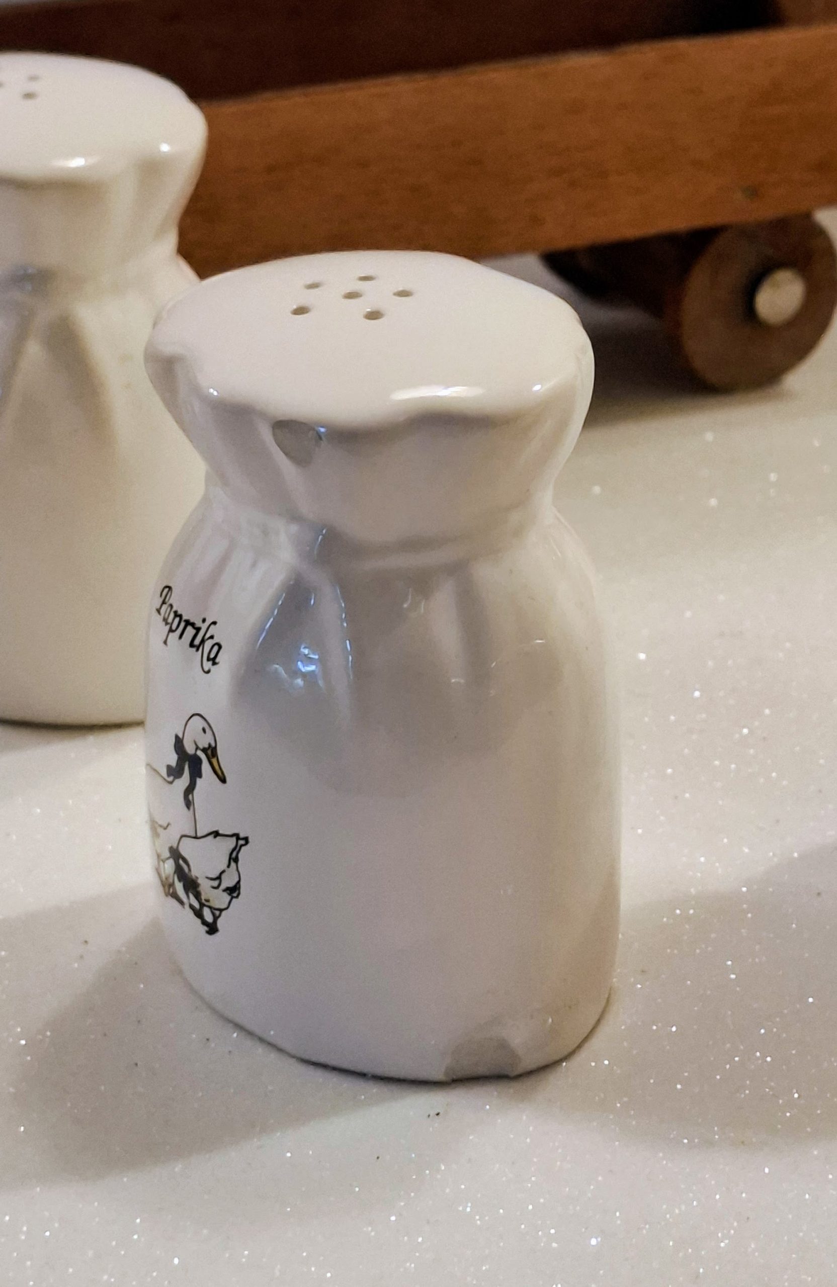 Retro porcelán fűszertartó készlet fa talicskában – libás konyhai dekor - Image 5