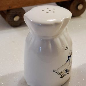 Retro porcelán fűszertartó készlet fa talicskában – libás konyhai dekor