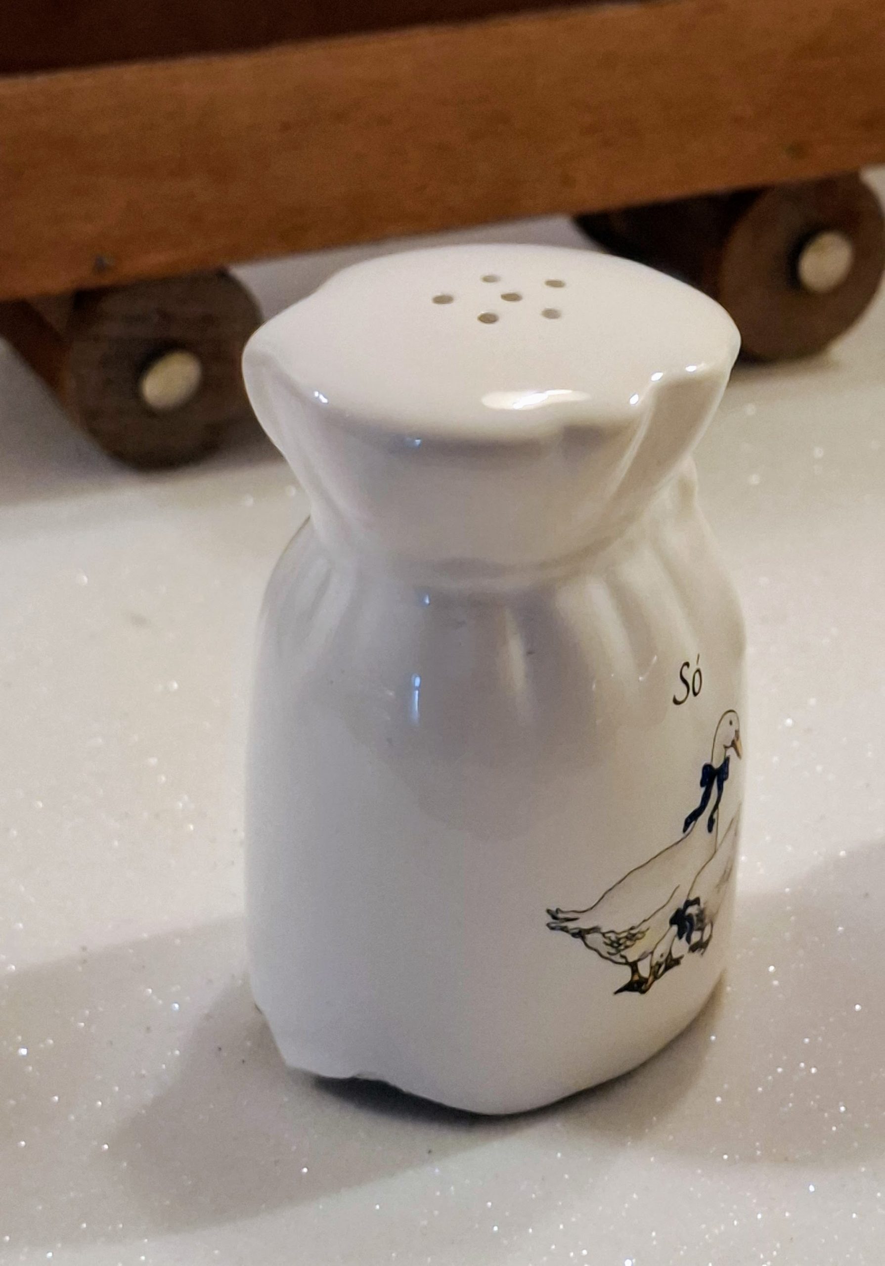 Retro porcelán fűszertartó készlet fa talicskában – libás konyhai dekor - Image 2
