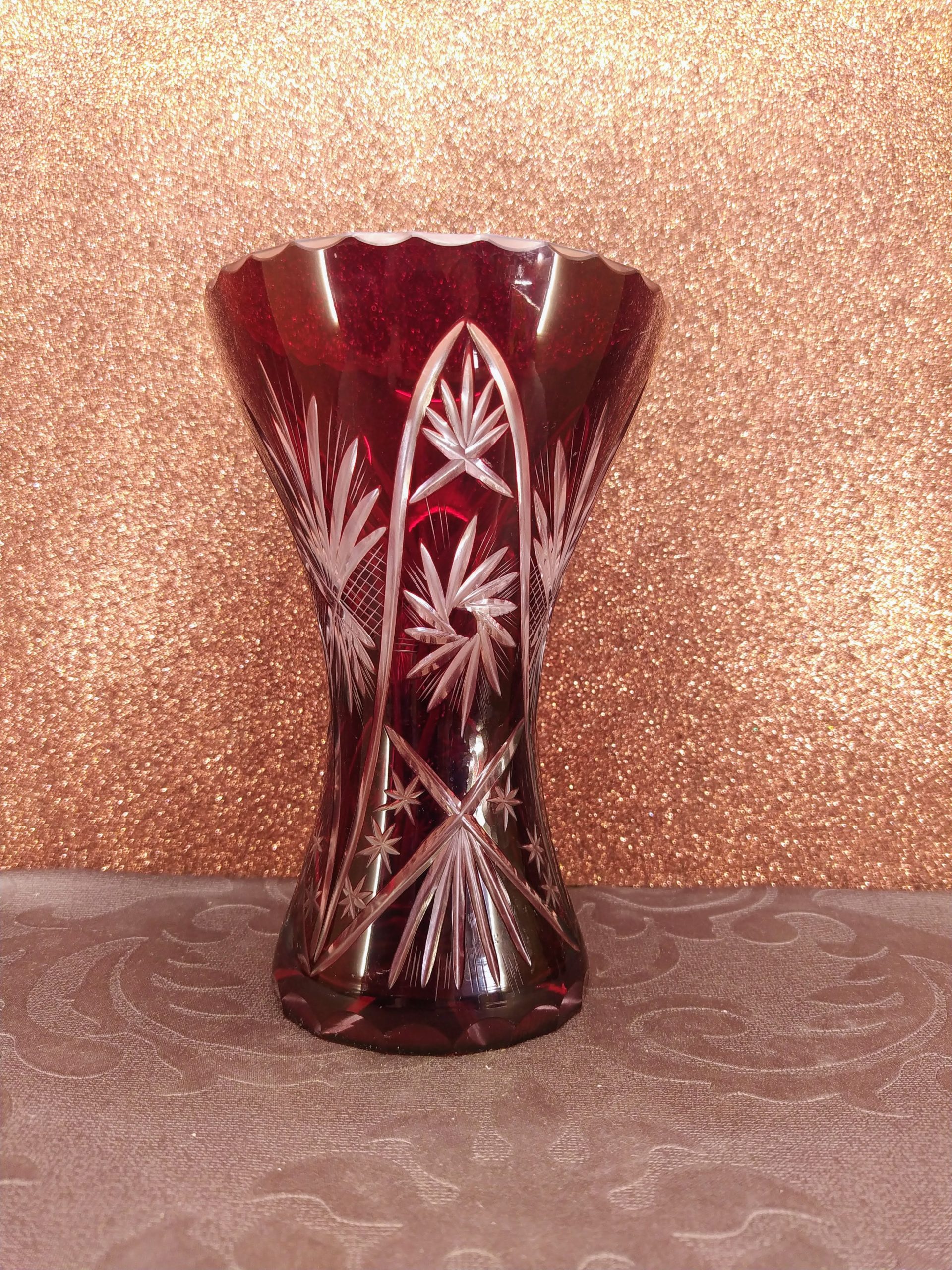 Rubinvörös csiszolt kristályváza – vintage elegancia a vitrinből - Image 2