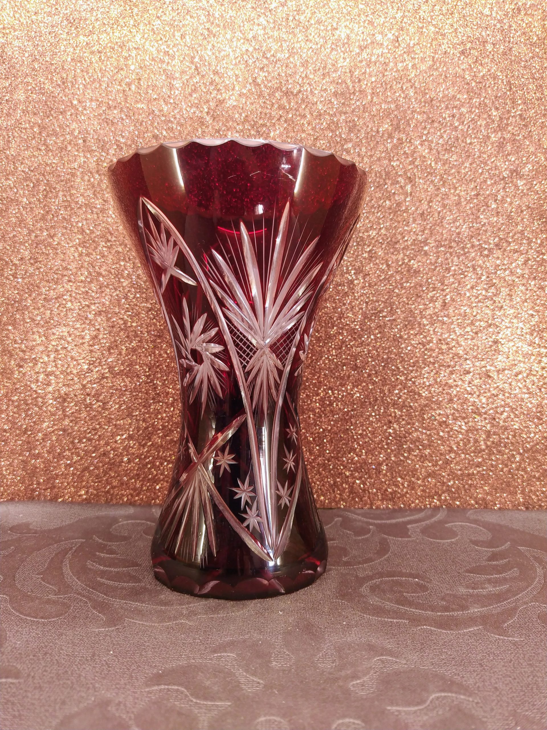 Rubinvörös csiszolt kristályváza – vintage elegancia a vitrinből - Image 3