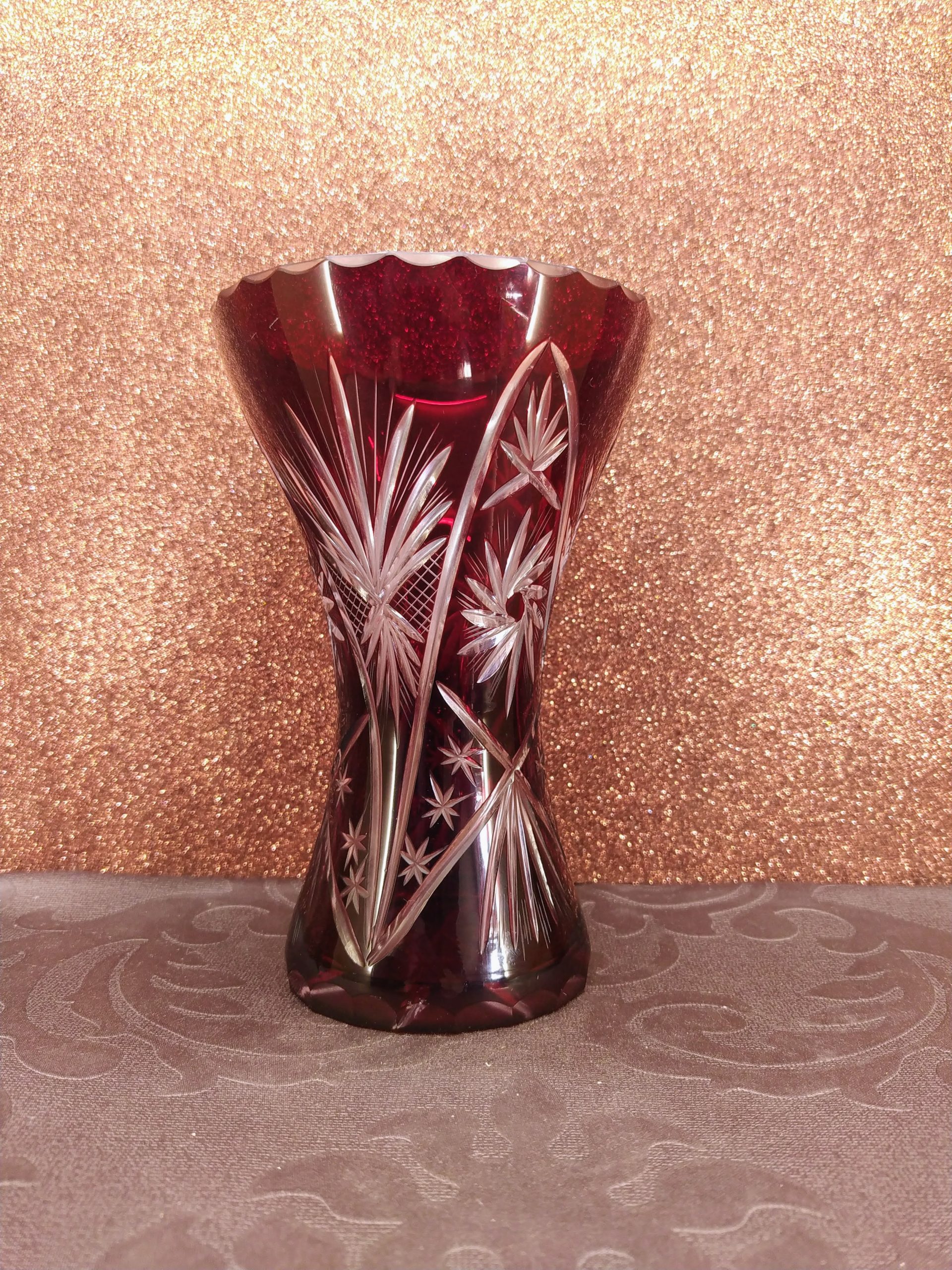 Rubinvörös csiszolt kristályváza – vintage elegancia a vitrinből - Image 4